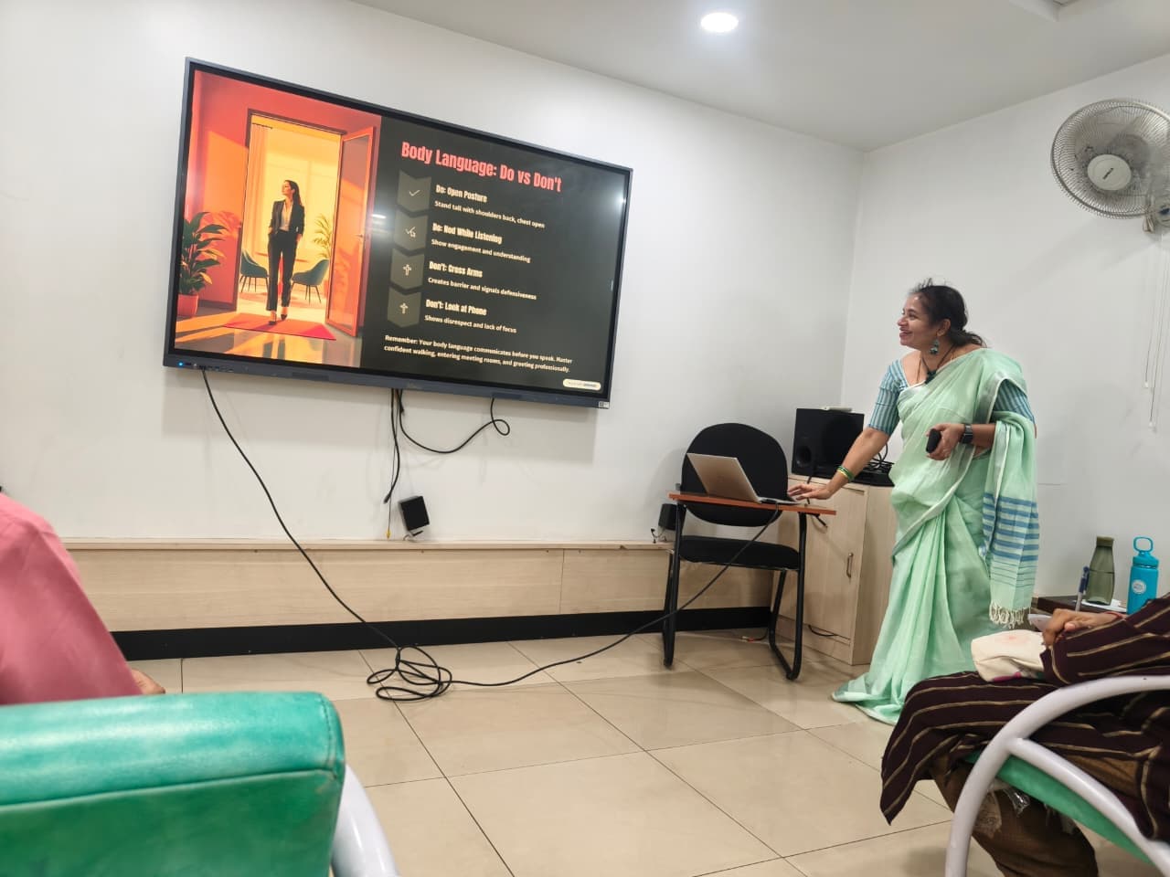 Vani leading a live body-language coaching session.